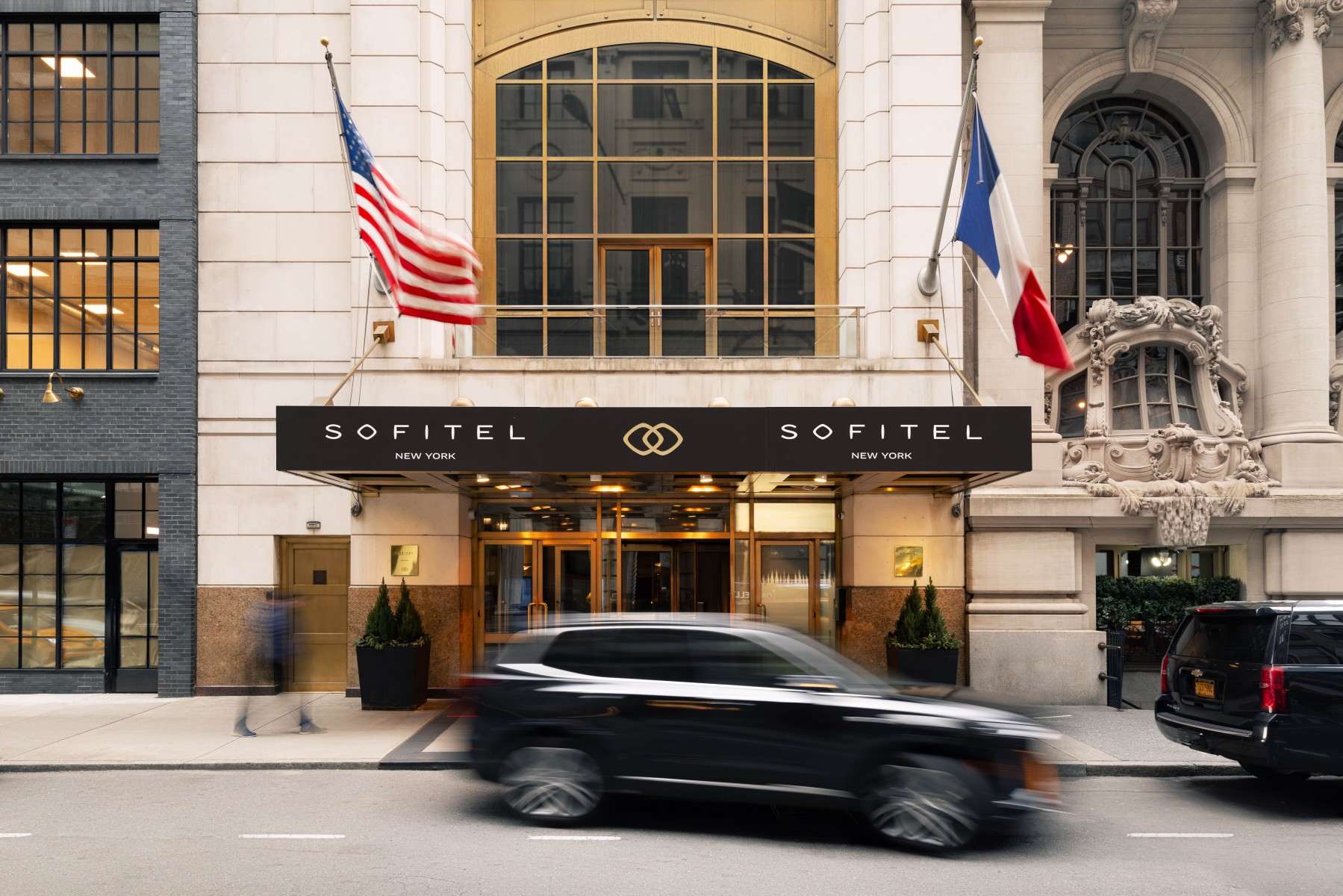 Photo of the hotel Sofitel New York: Building entrance black suv horizontal min